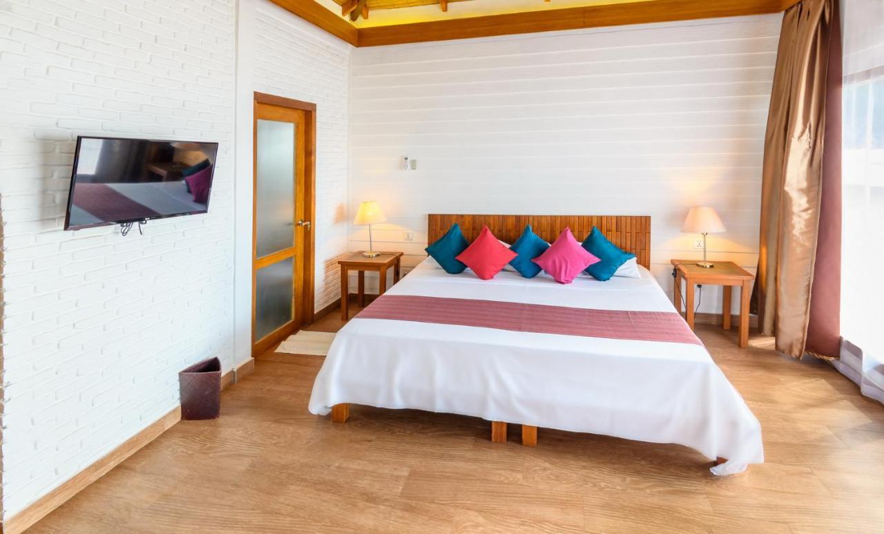 White Sands Beach Resort Lembeh 비퉁 외부 사진