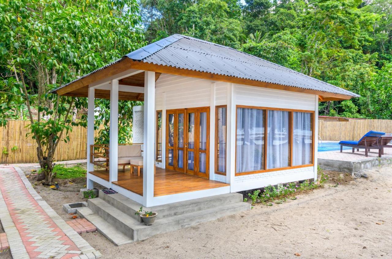 White Sands Beach Resort Lembeh 비퉁 외부 사진